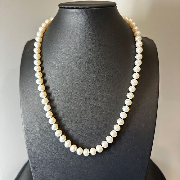 20" 14kt Yellow Gold Clasp and 8mm beautiful pearl necklace! - Picture 12 of 12